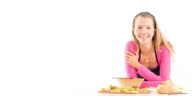 Uśmiechnięta osoba przy talerzu